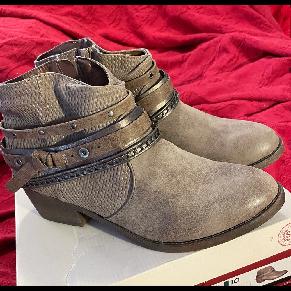 Ankle BootsWestern style Authentic American Heritage Size 10 new with box.